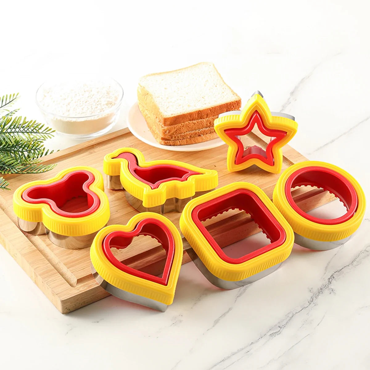 Sandwich cutting and sealing machines, biscuit plastic cutting machines, household kitchen tools, baking molds, creative cutting