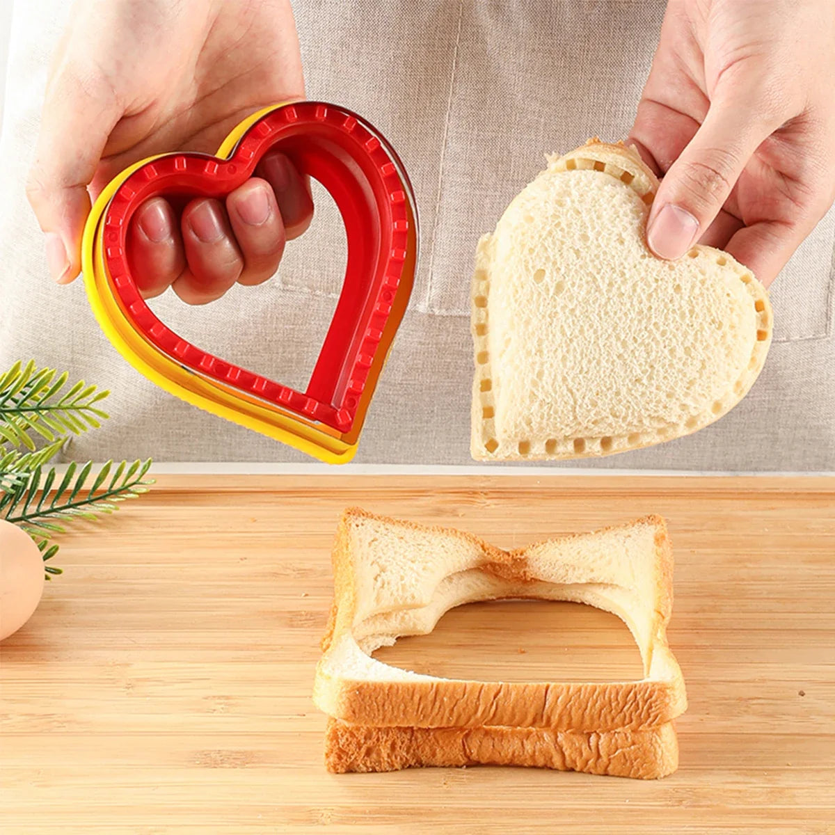 Sandwich cutting and sealing machines, biscuit plastic cutting machines, household kitchen tools, baking molds, creative cutting