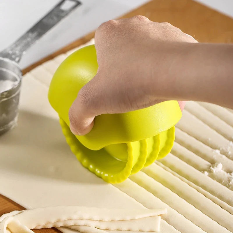Kitchen dough cutter, round twist pizza roll wheel, received slicer, biscuit print