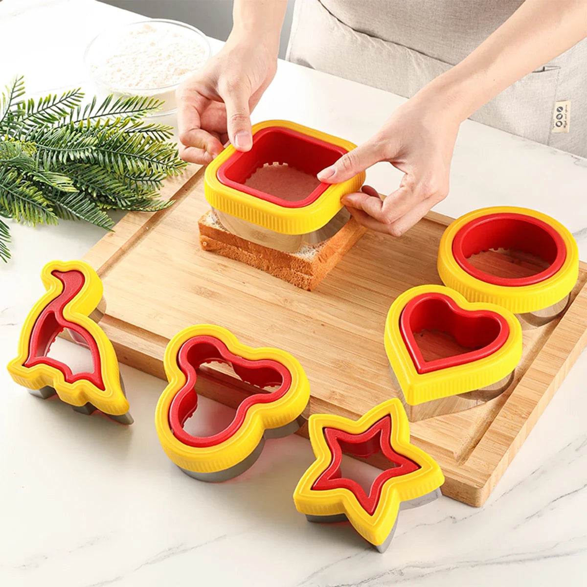 Sandwich cutting and sealing machines, biscuit plastic cutting machines, household kitchen tools, baking molds, creative cutting