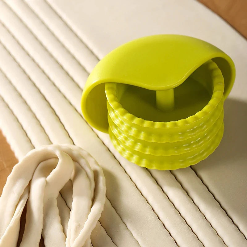 Kitchen dough cutter, round twist pizza roll wheel, received slicer, biscuit print