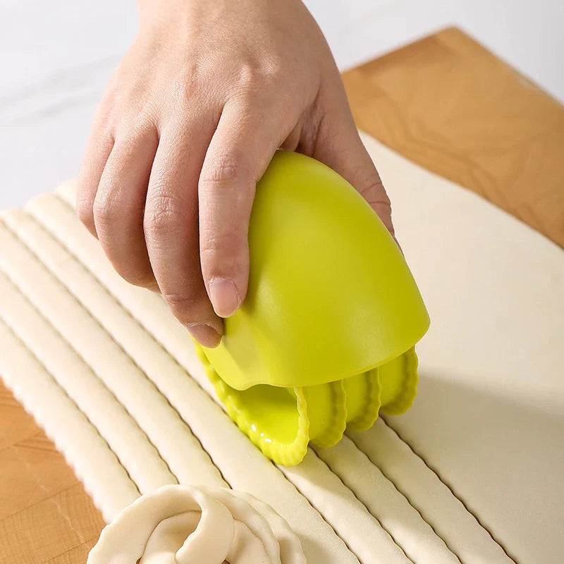 Kitchen dough cutter, round twist pizza roll wheel, received slicer, biscuit print